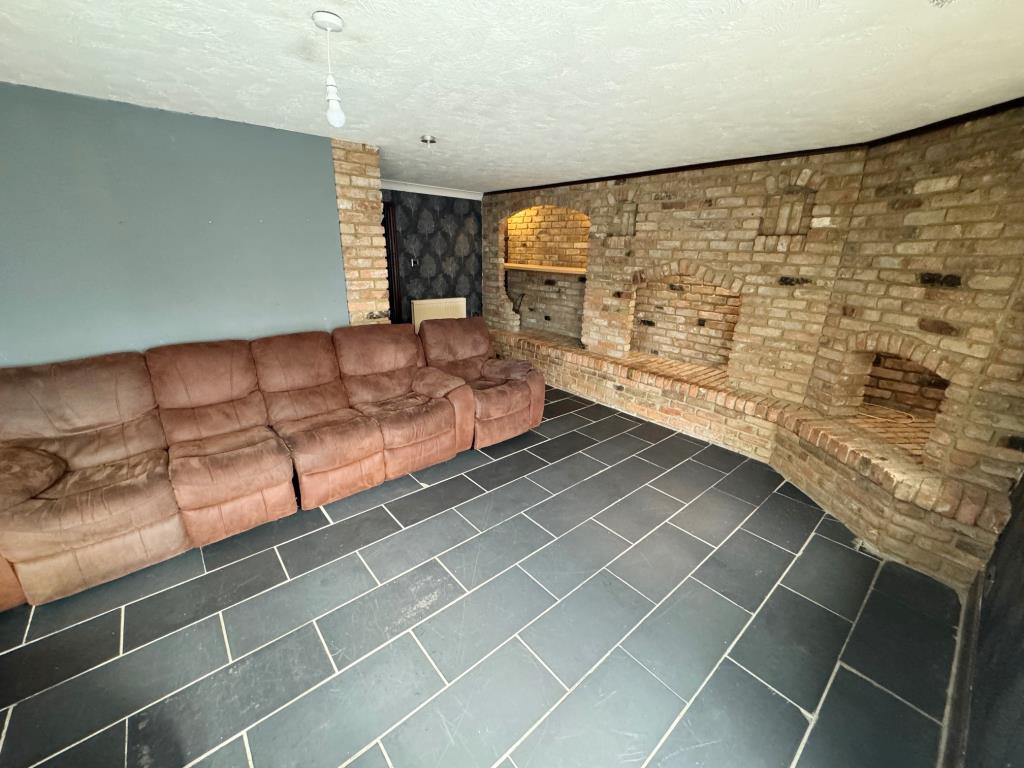 Lot: 124 - DETACHED BUNGALOW ON GOOD SIZE PLOT WITH BRICK OUTBUILDING - Living room